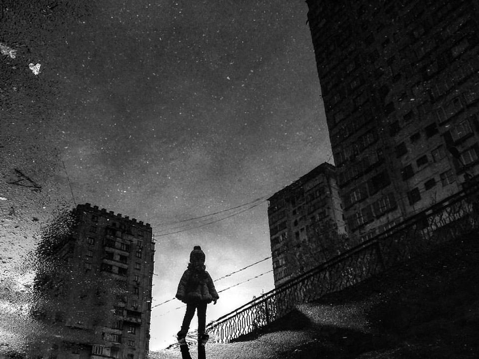 Exclusive: Georgian photographer captures the “other side” of the world in puddles geotv.ge